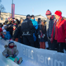 Kongeparet og Bjørn Dæhlie ser på barna i is-sklia Foto: Berit Roald / NTB scanpix